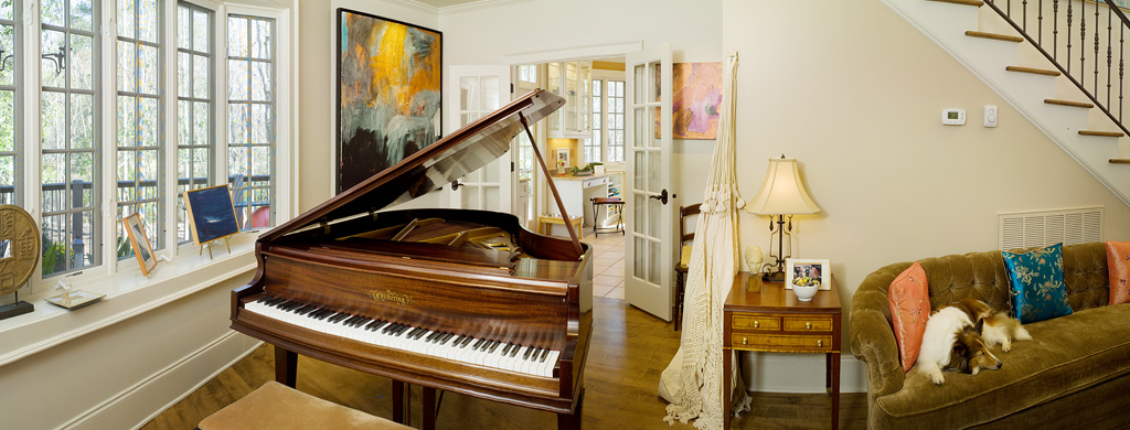 photo of piano and painting
